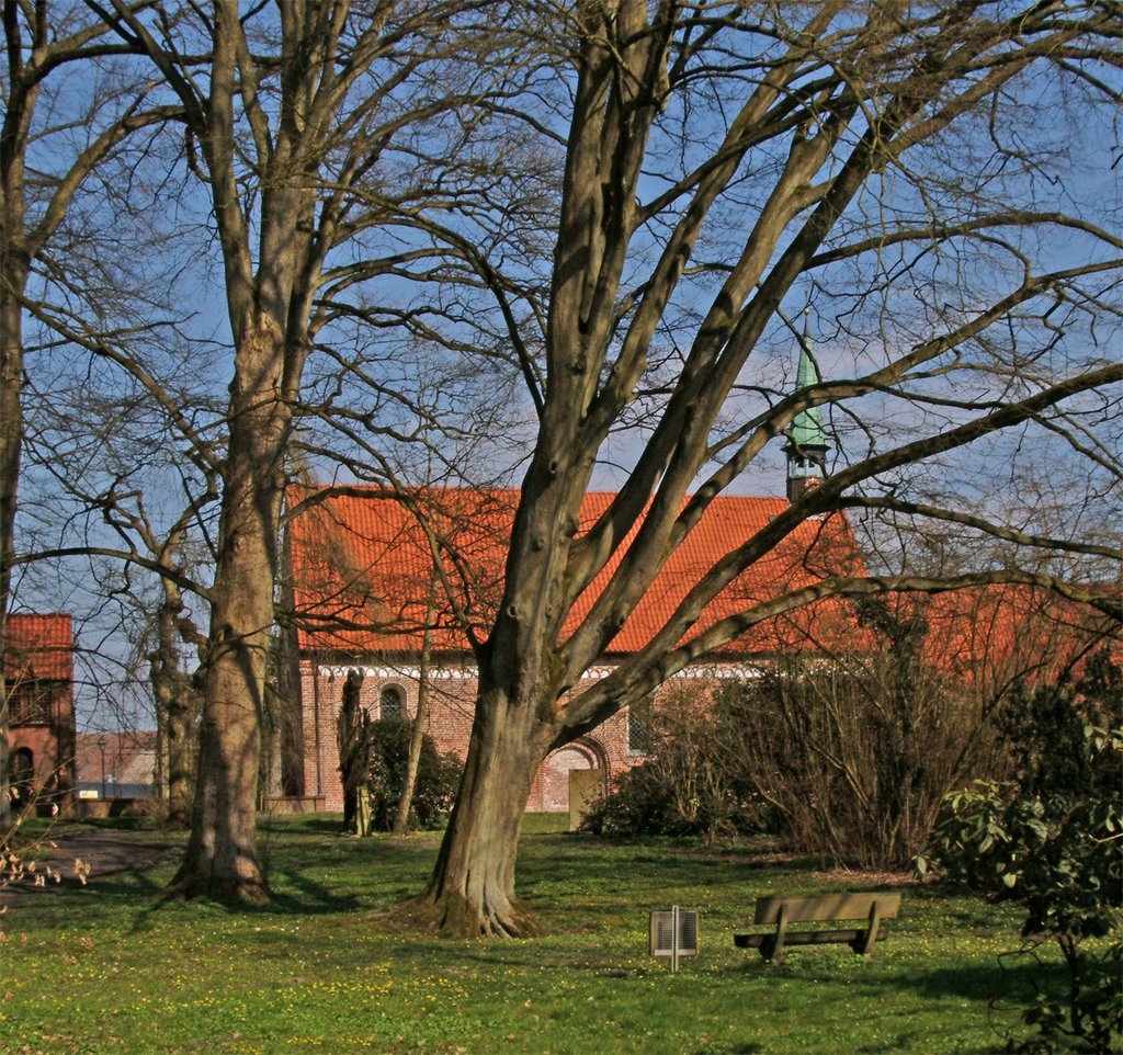 Bank im Haseldorfer Schloßpark - im Hintergrund die St. Gabriel Kirche aufgenommen 1.4.2008 by JulianeHerrmann1