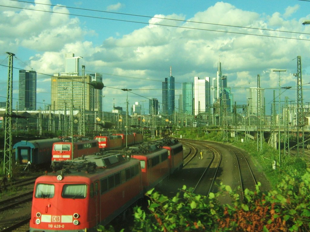 Hauptbahnhofvorfeld mit Banken-Skyline by 600m