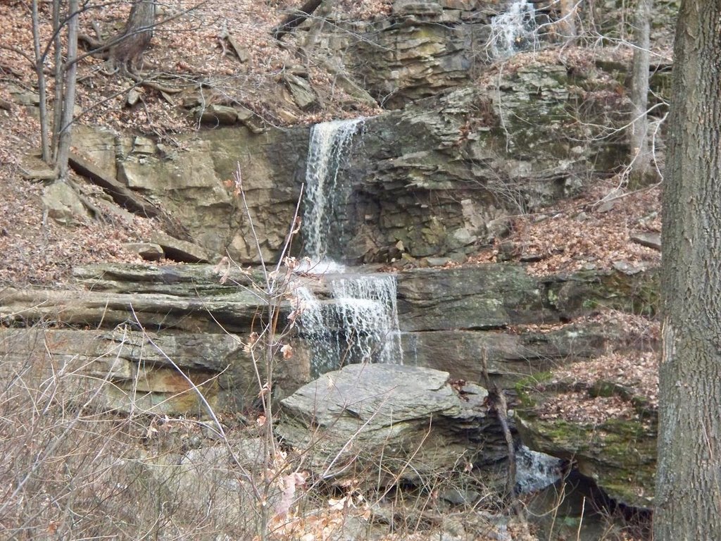 Waterfall north of Chester, IL by DaWaRa