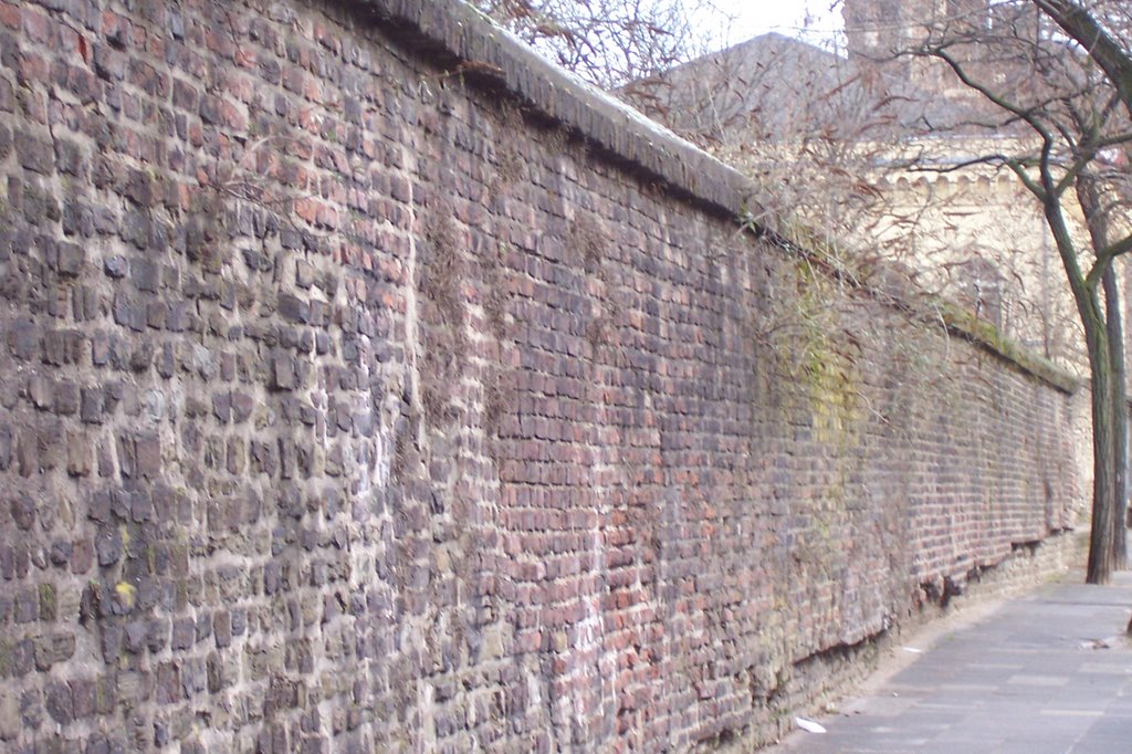 Rest der römischen Stadtmauer by gerd j.