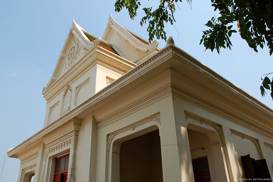 Phra Pathom Chedi Church by AstroKAney