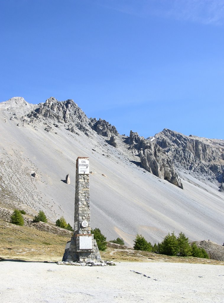 Le sommet du col d'Izoard : la stèle et la Casse Déserte by f.  madic