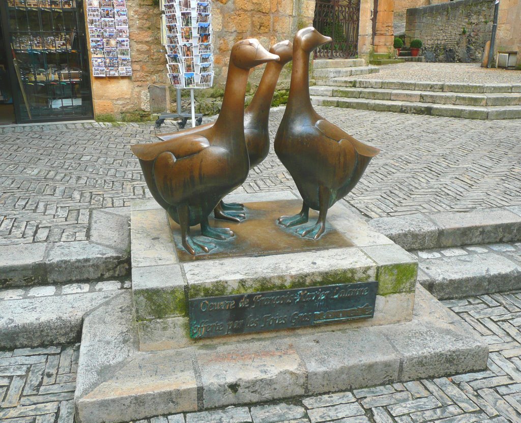 Sarlat - Petite conversation entre amies sur la place du marché aux oies by Maryse33