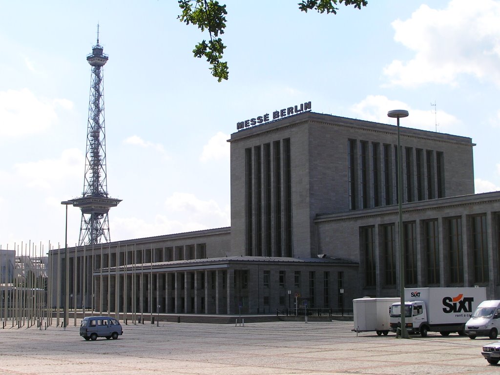 Berlin, Mausurenallee - Berliner Messe und Funkturm by Ghjenk