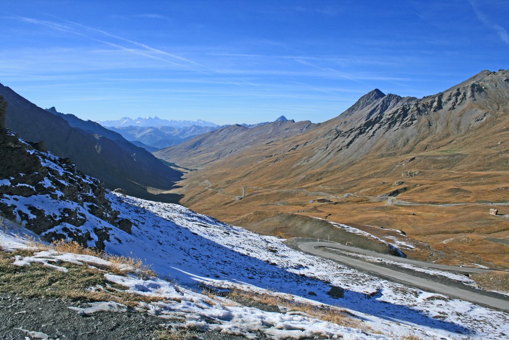 La route du col Agnel, côté français (au fond, le massif de Écrins) by François Madic