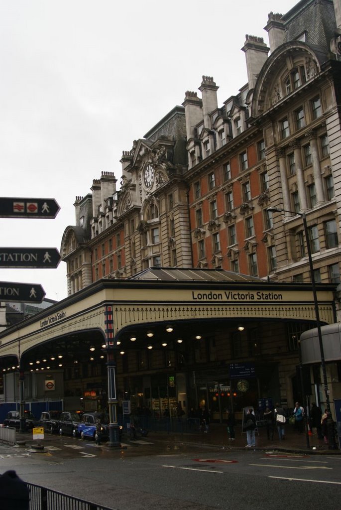 London - Terminus Place - London Victoria Station by txllxt