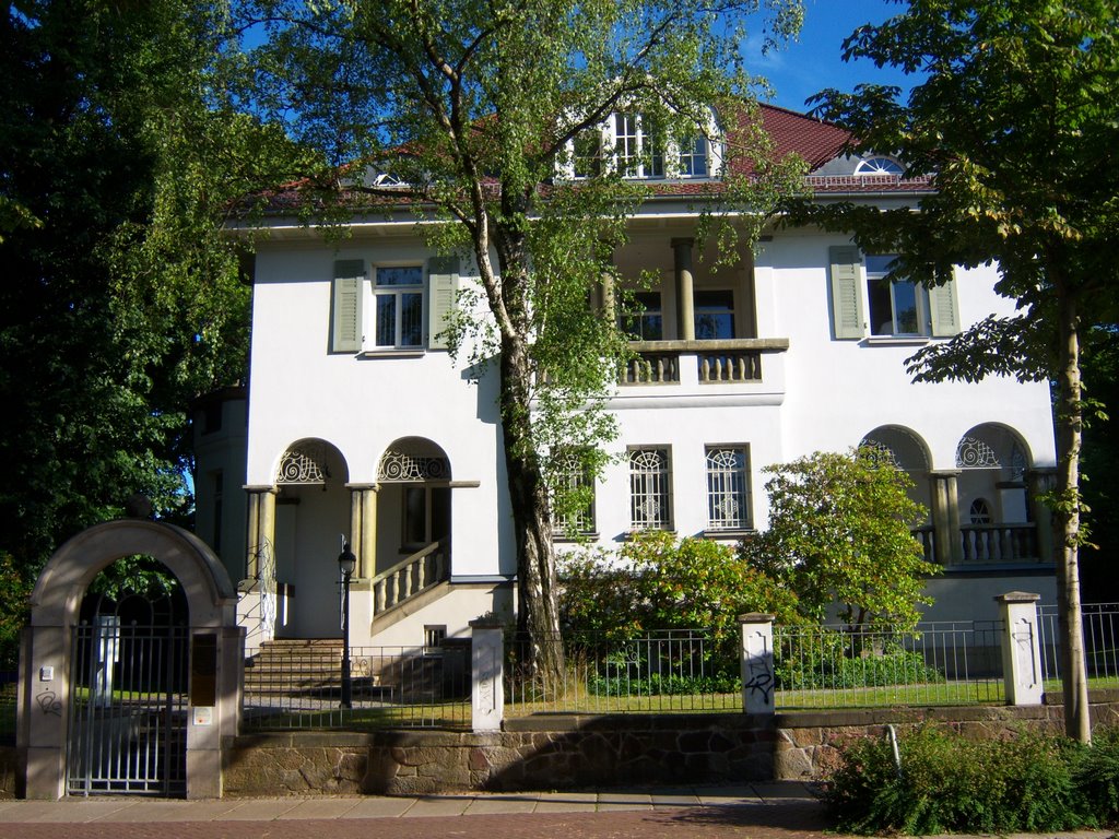 Villa an der Weststraße by Maximilian Münch