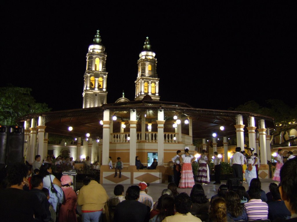 Zocalo et cathedrale - Campeche - Mexique by gegemimi76