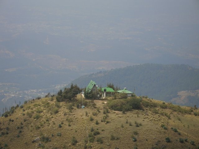 Vista del valle de Huehue y casa de descanso en la colina by Julio César Maldonado