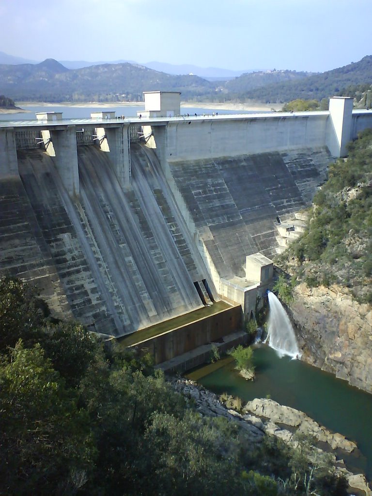 Presa Pantà de Boadella by EnricB