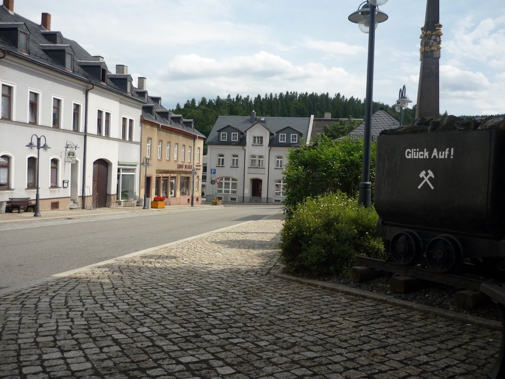 Thum, Markt mit Postmeilensäule und Bergbaulore by DDner