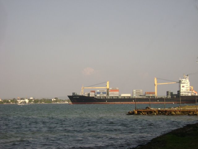 Barco entrando a la Bahia de Cartagena by jtarra