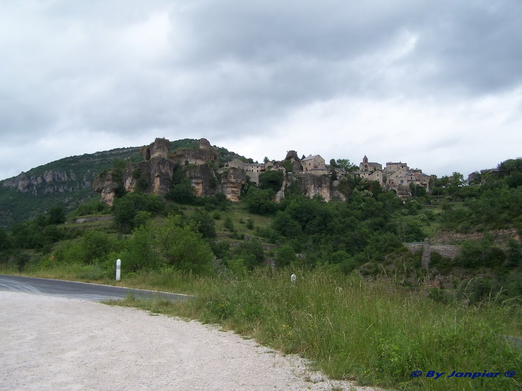 Le village de Cantobre- Aveyron by Janpier