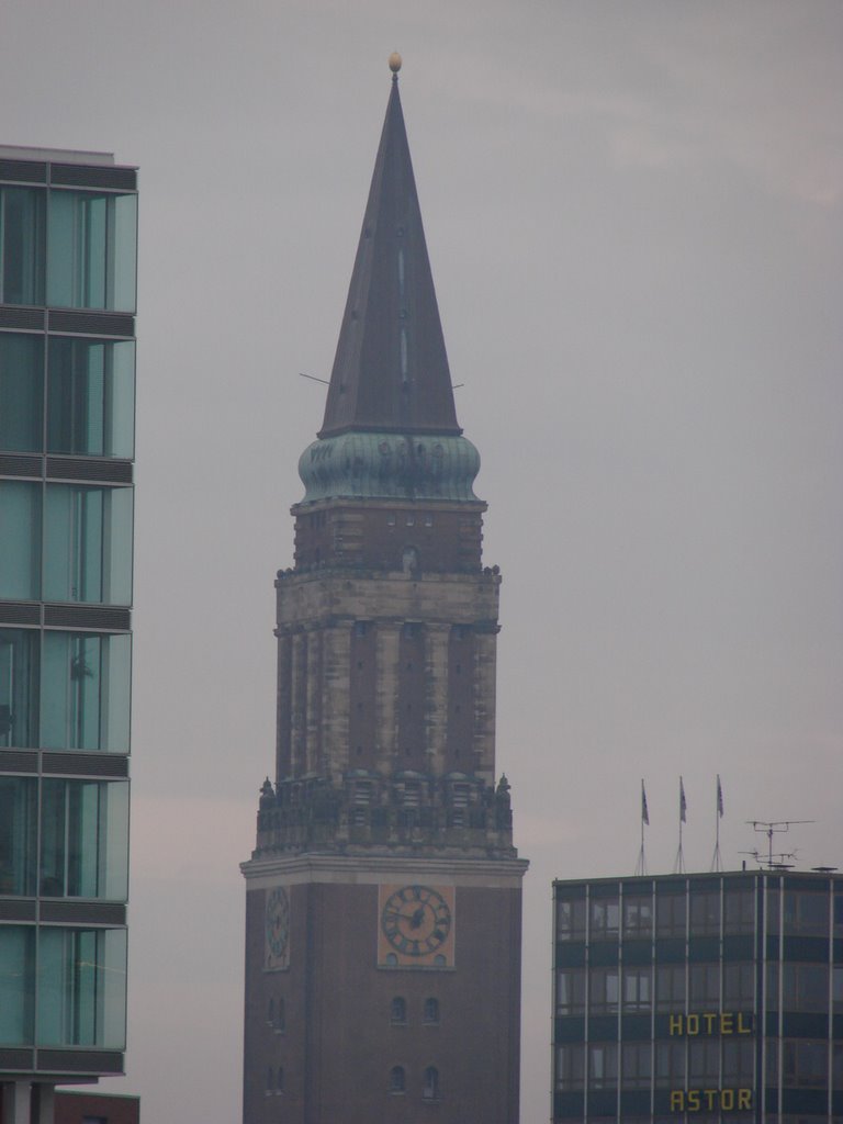 Blick vom Norwegenkai Richtung Westen auf den Rathausturm by Dan-Fan