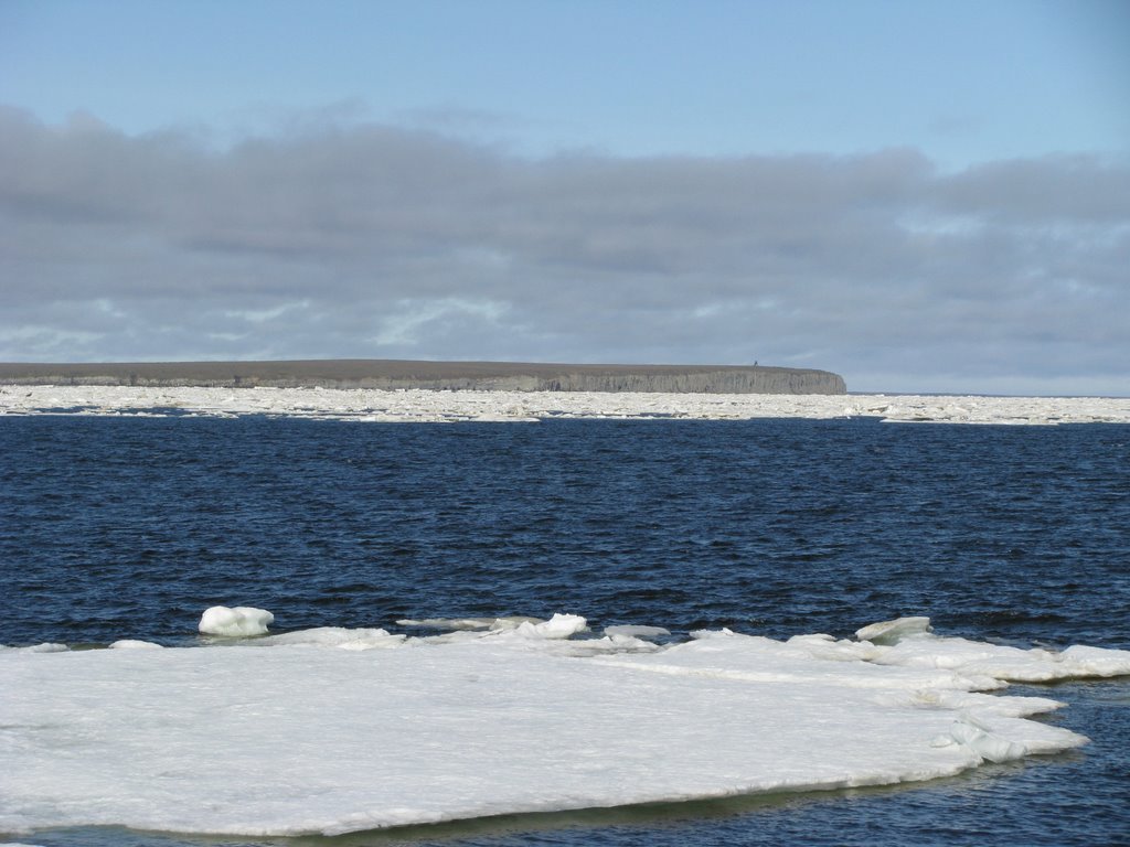 Medvezhiy Cape at the Bolshoj Begichev Island, Остров Большой Бегичев, мыс Медвежий by Vladislav Kyamyarya