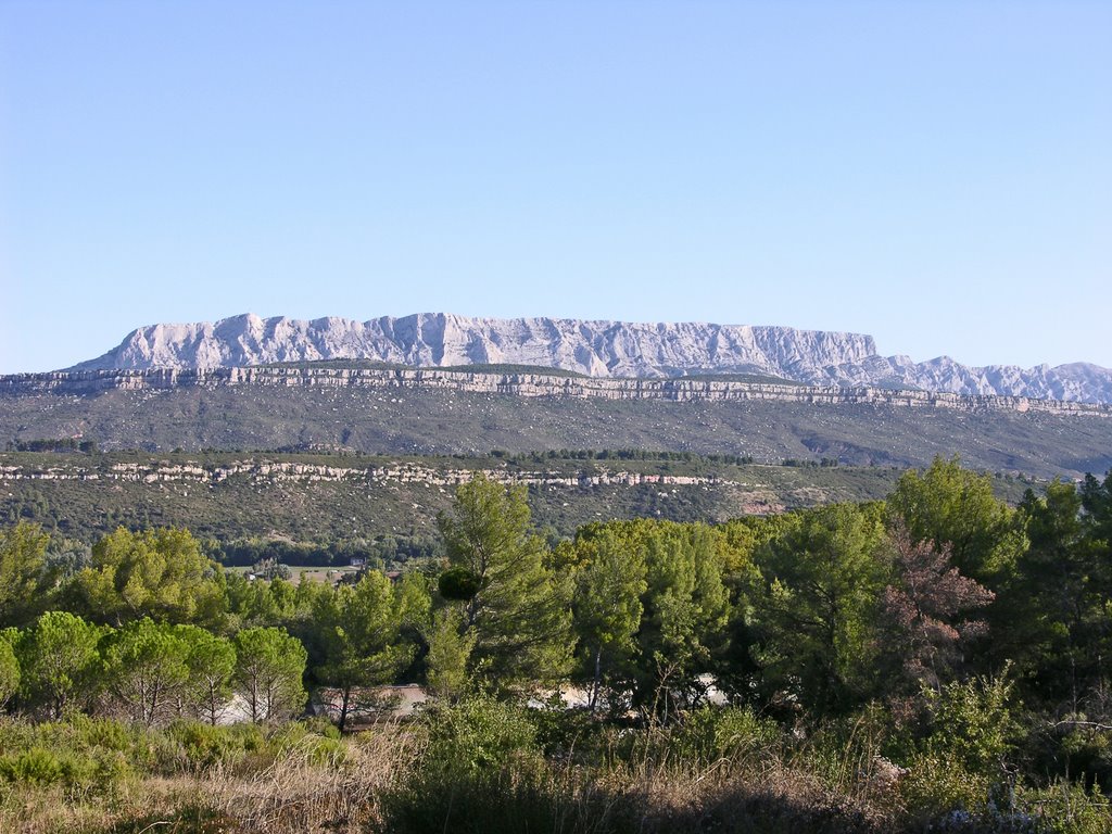 La montagne Sainte Victoire, derrière celle du Cengle by f.  madic