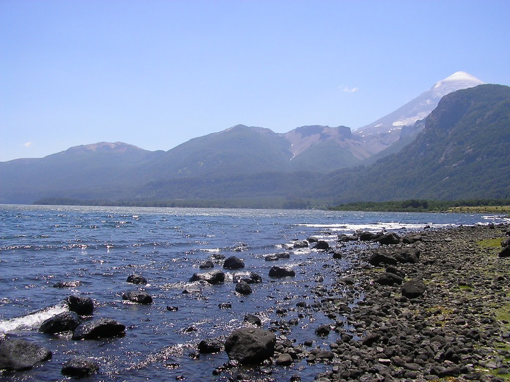 Volcan Lanín desde lago Paimun by Osval_bv