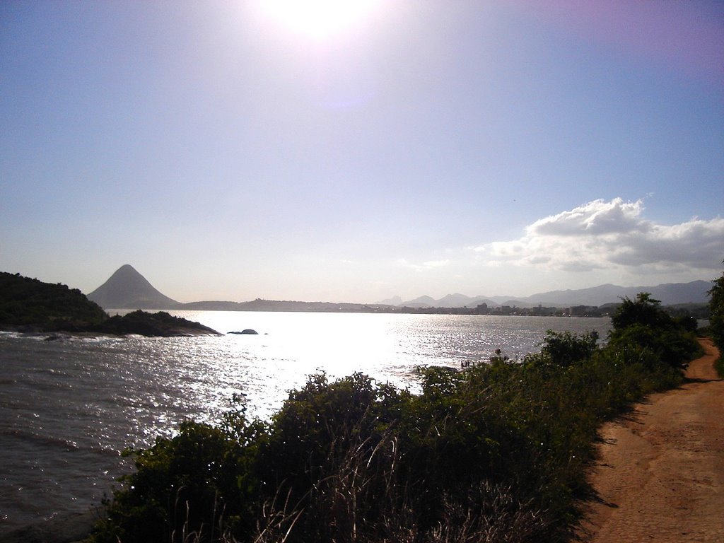 Céu e Mar de Piúma, ao fundo Monte Aghá, ES by sgtrangel