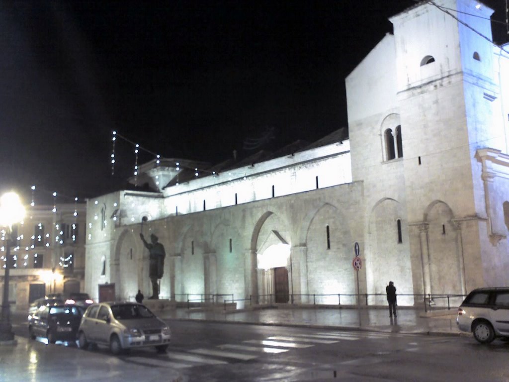 25-12-2007 - La chiesa del S. Seplcro e la statua di Eraclio. Barletta by Nicola Dellaquila