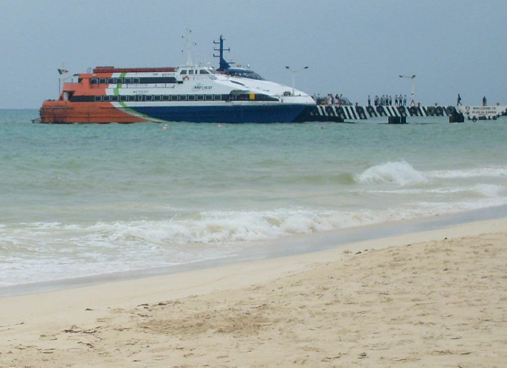 Ferry en el Puerto, Playa del Carmen. Junio 2008. by ArmandoLJ