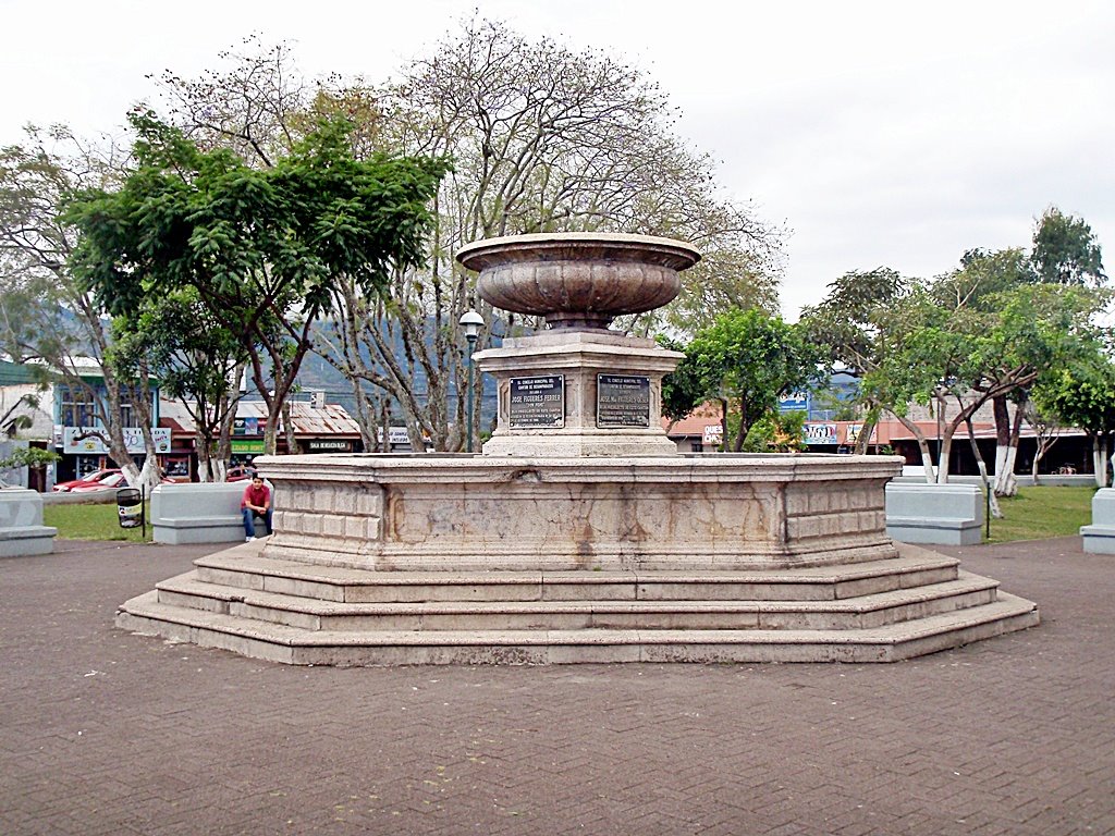 FUENTE EN EL PARQUE EN CONMEMORACION A JOSE FIGUERES FERRER by Yamil Herrera A