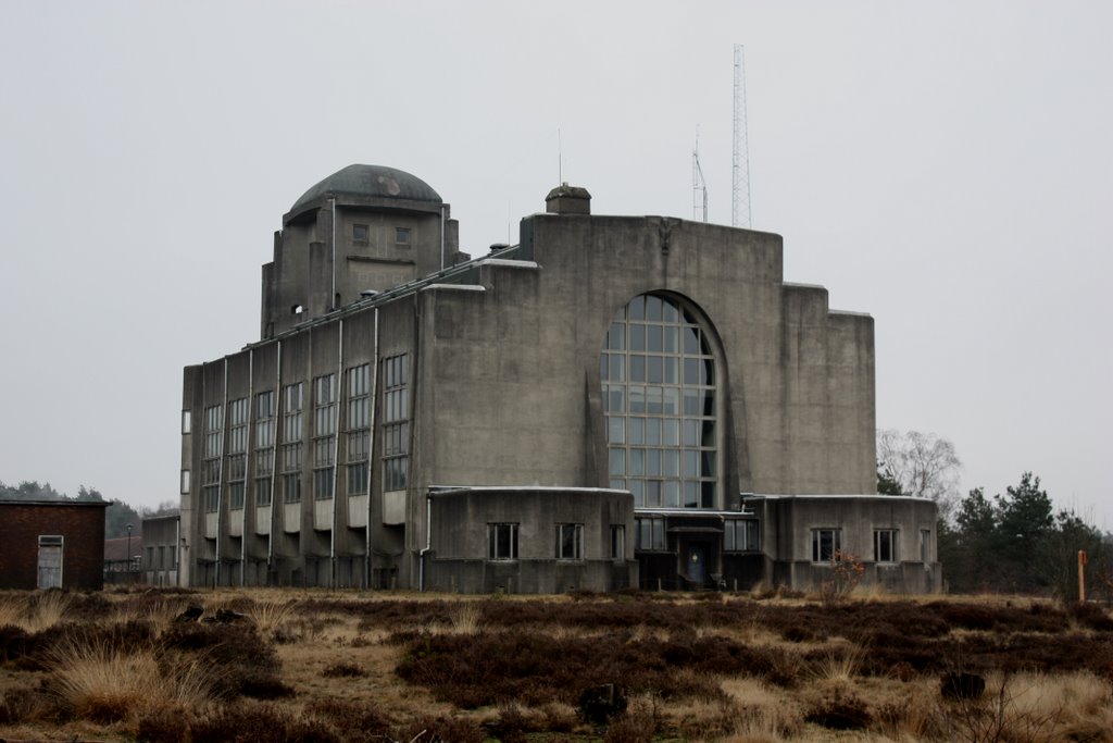 Achterzijde Gebouw A Radio Kootwijk by wiep keikes