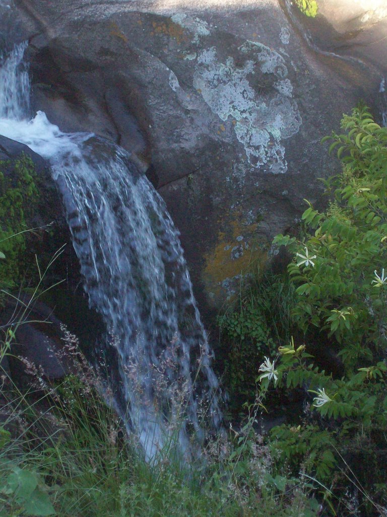 Cascada en Tanti (Prov. de Cordoba, Argentina) by Facundo Carcedo