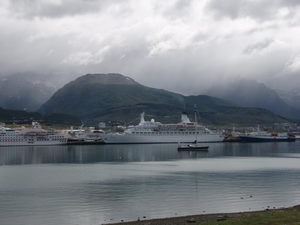 Ushuaia, Tierra del Fuego, Argentina by gabosaurus