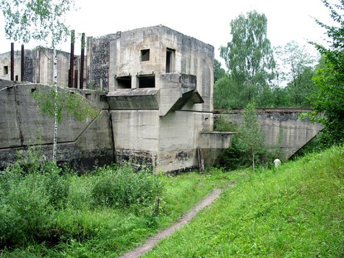 Zespół śluz mających połączyć jeziora mazurskie z morzem bałtyckim z czasów II wojny światowej. by Andrzej Skorupski