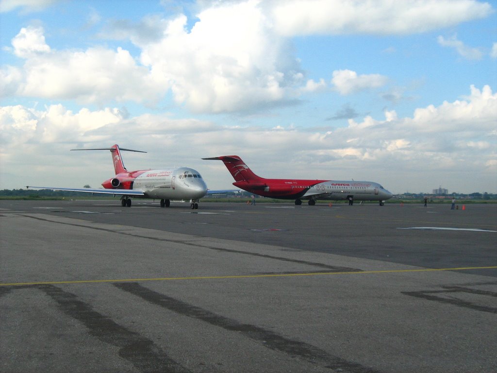 Aserca airlines en valencia by varias personas