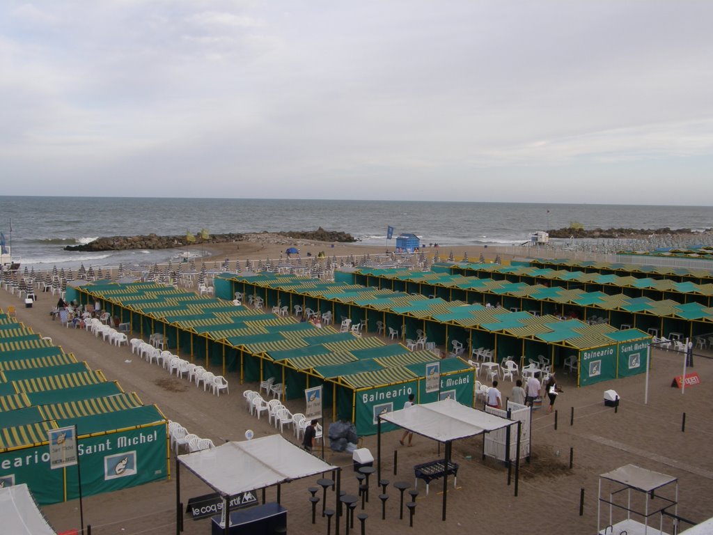 La Perla . vista de la playa by Julia Saenz