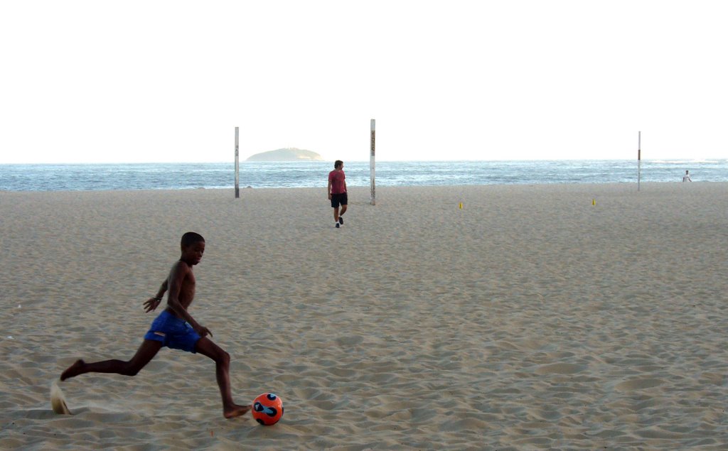 Garothino jogando futebol by lean.