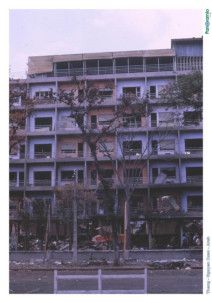 Brink BOQ Hotel sau khi bị đánh bom (Photo by lparkes - October 1964) by Ngày Xửa Ngày Xưa