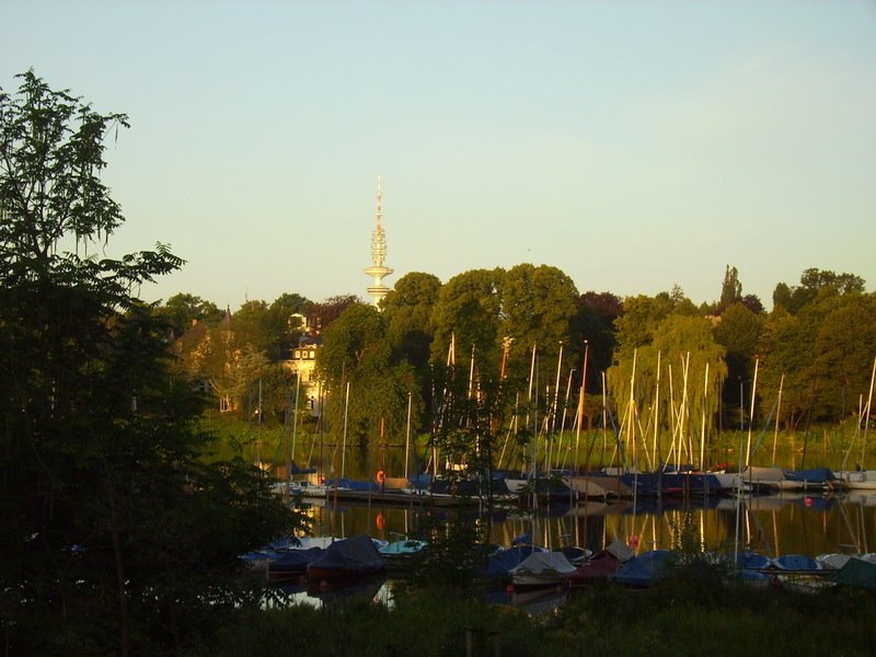 Hamburg ganz früh morgens by Buegeleisen