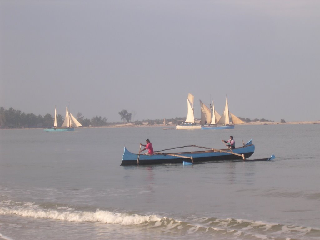 Pirogue sur la plage de morondava by akamasoa j