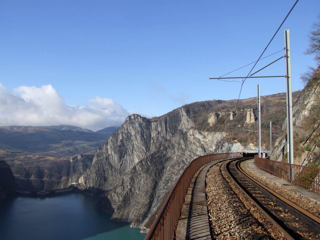 Ligne de la mure audessus du lac de monteynard by FREDERICK 0008