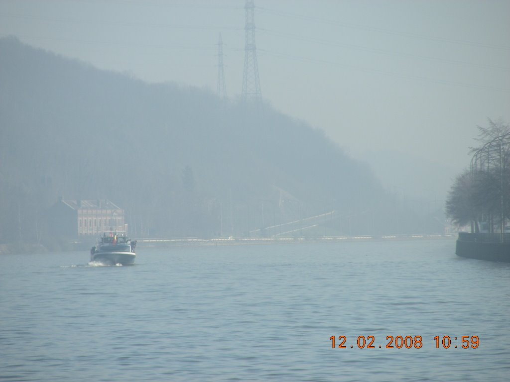 Huy, la Meuse sous la brume by L53