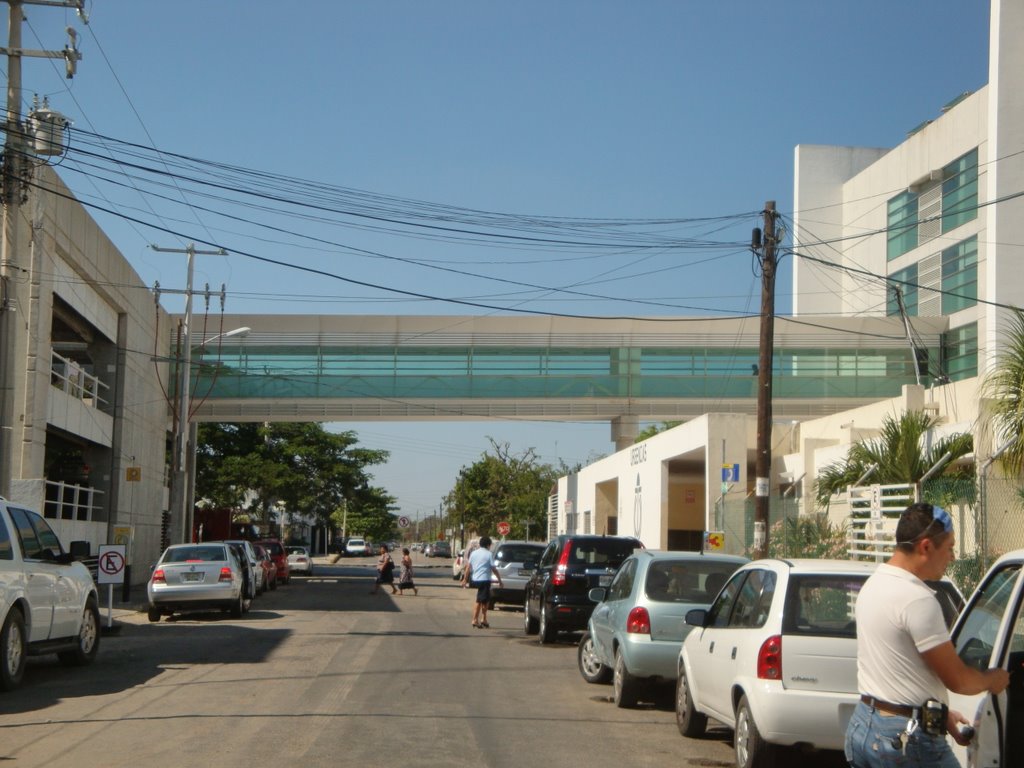 Puente conectando la Clinica de Merida y el Estacionamiento by Ochie