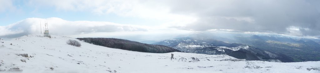 Dalla vetta del Monte S.Vicino by leogiordani