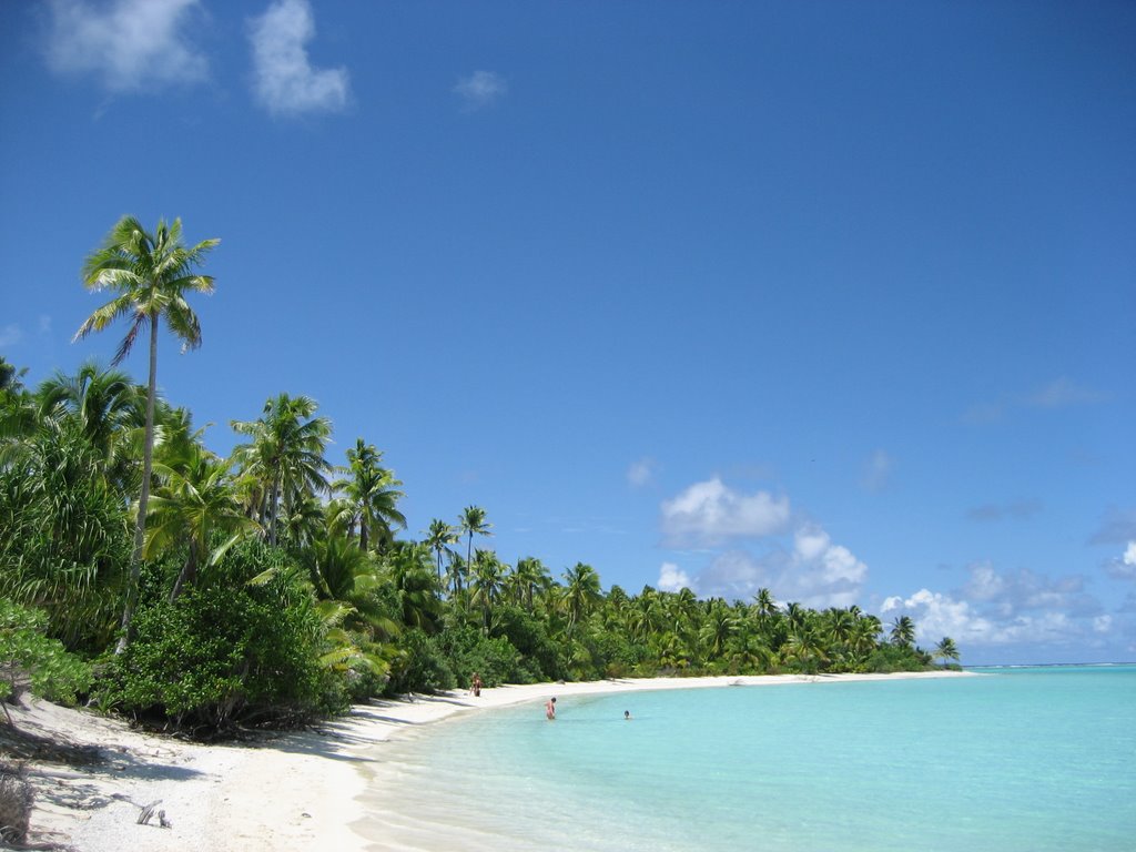 Even better picture of idyllic beach, One Foot Island, Aitutaki by Peter Gill | UK