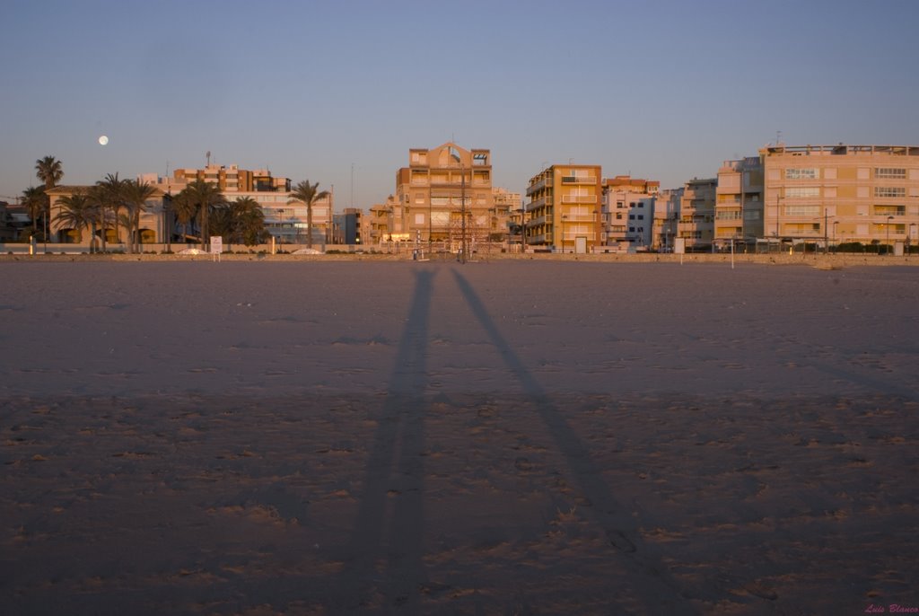 Amanecer en la playa de san juan by Luis Blanco