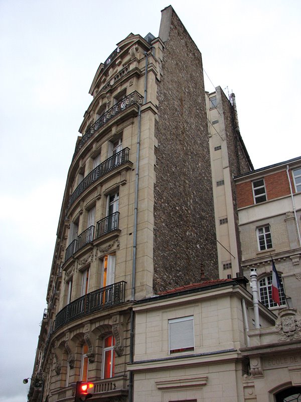 Narrow building on Rue de Rennes by Sheryl Todd (tapirgal)