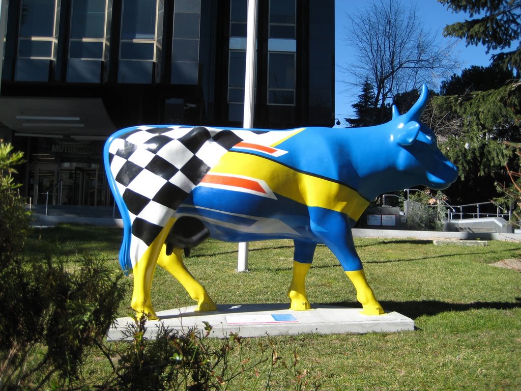 COW PARADE MADRID 2009 - 094 VACA WORLD CHAMPION by José Ignacio López