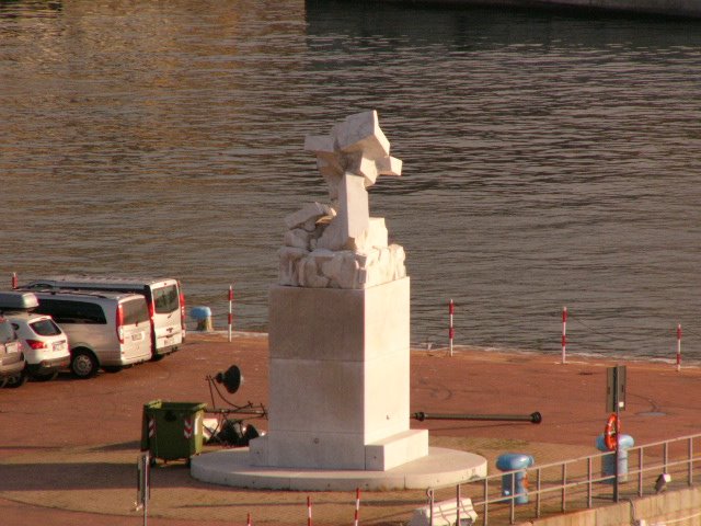 Genova Porto - monumento Molo Ponte Mille by ilnani