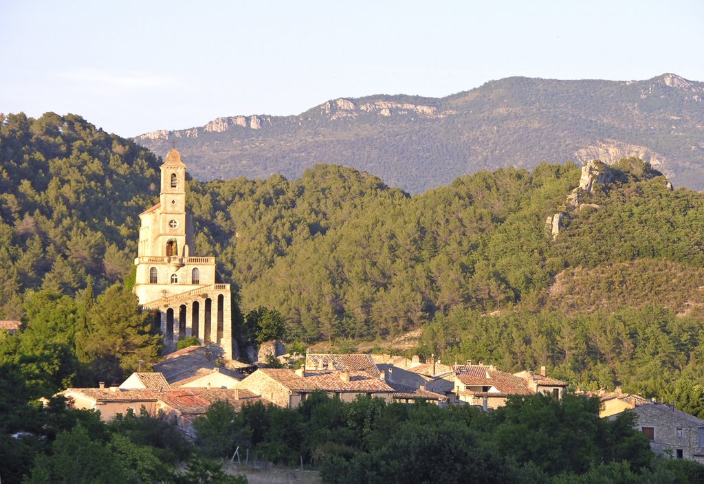 Pierrelongue, vu de l'Ouest by f.  madic