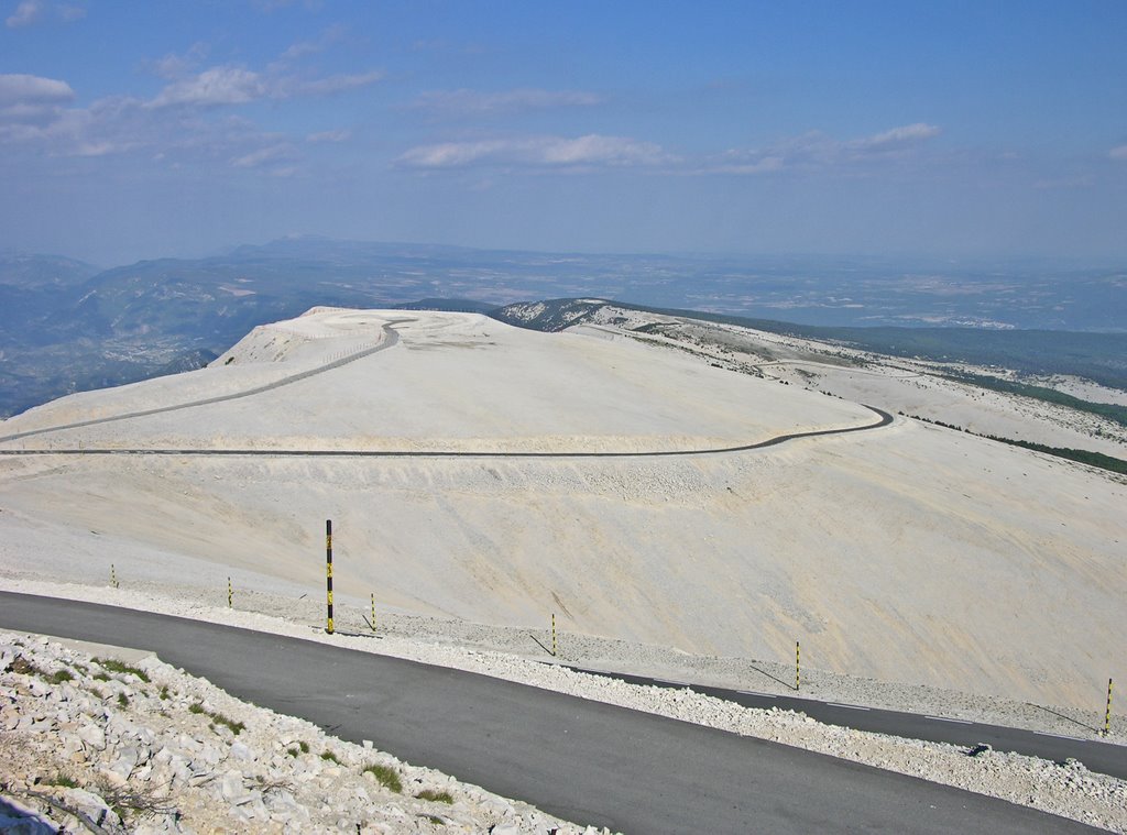 Vue vers l'Est, depuis le sommet du Ventoux by f.  madic