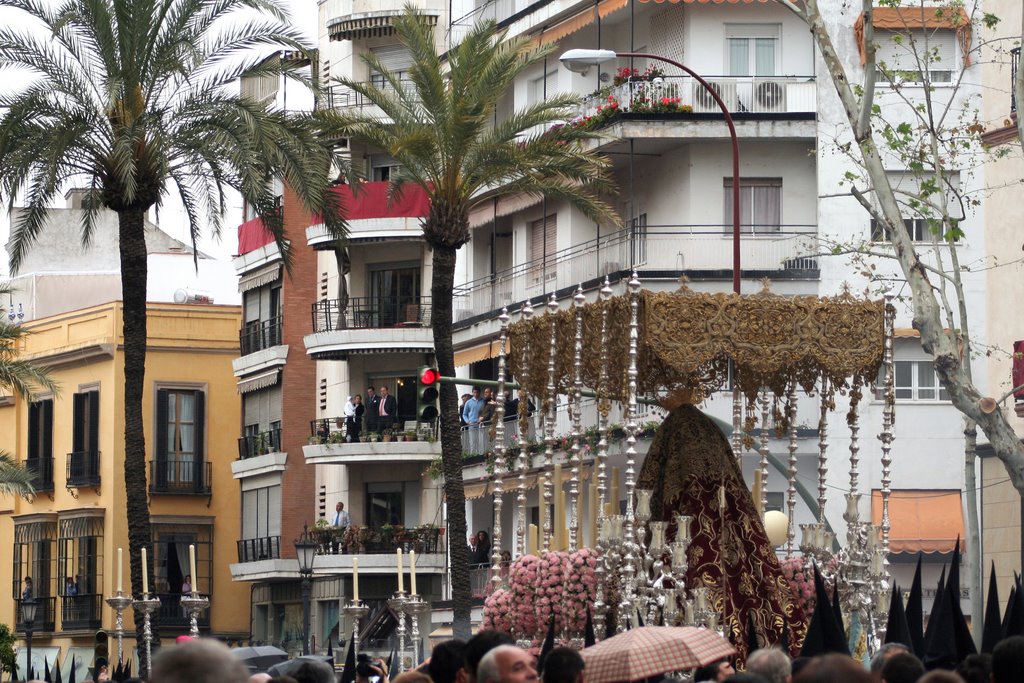 Virgen del Patrocinio adelantando nazarenos para poder refugiarse de la lluvia en la Magdalena. Estampa de Viernes Santo lamentablemente demasiado repetida. by Joaquín Gómez