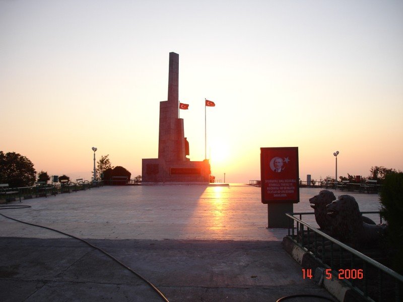 Balıkesir Atatürk Heykelinde Günün Doğuşu by soylu10