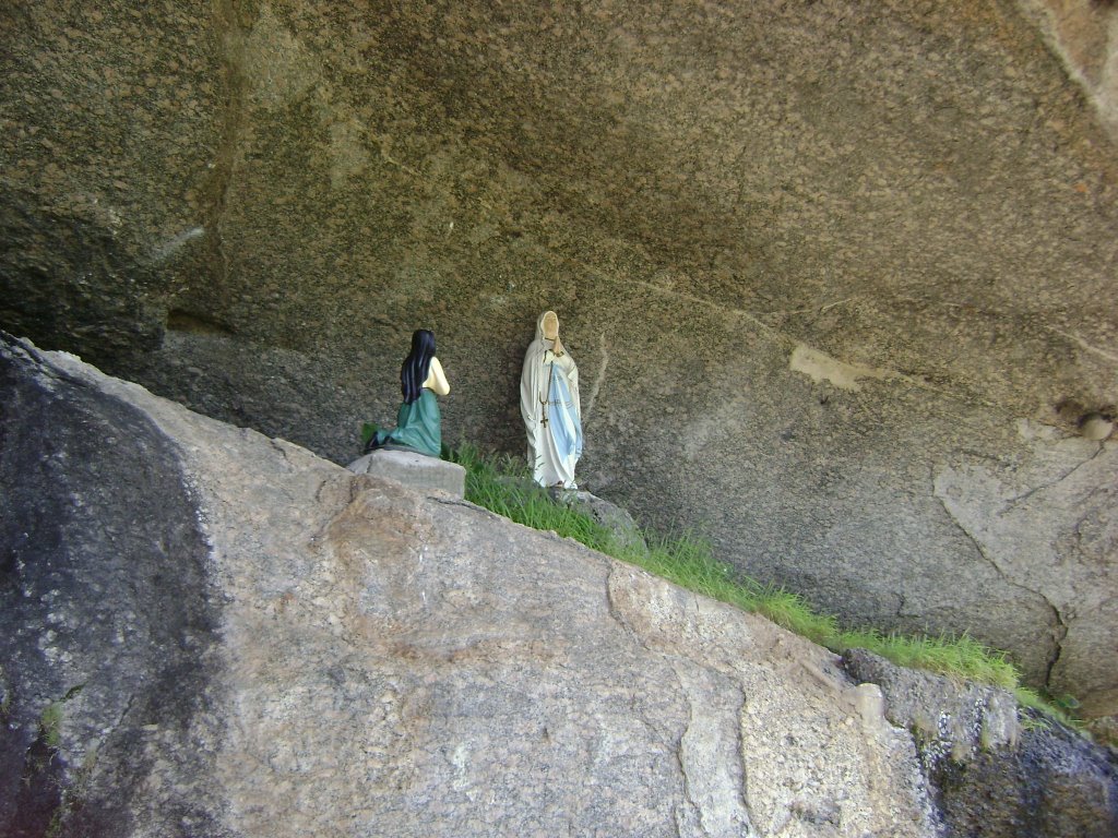 Uma proteção na subida da pedra, em Pedra Bela - SP by Fotos que amo