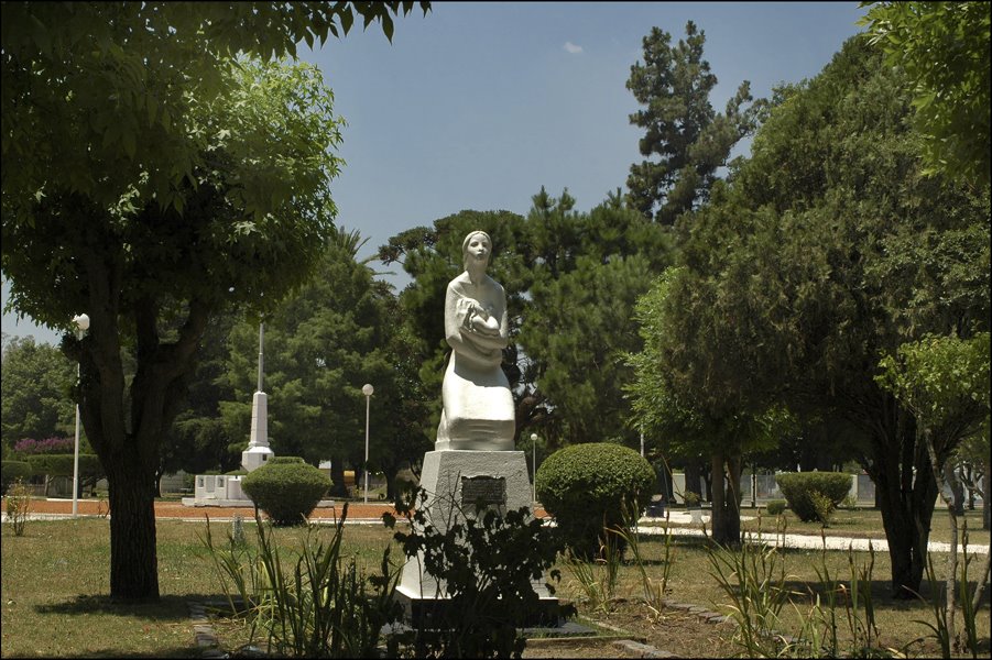 Monumento en la plaza principal by Vero Verazzi